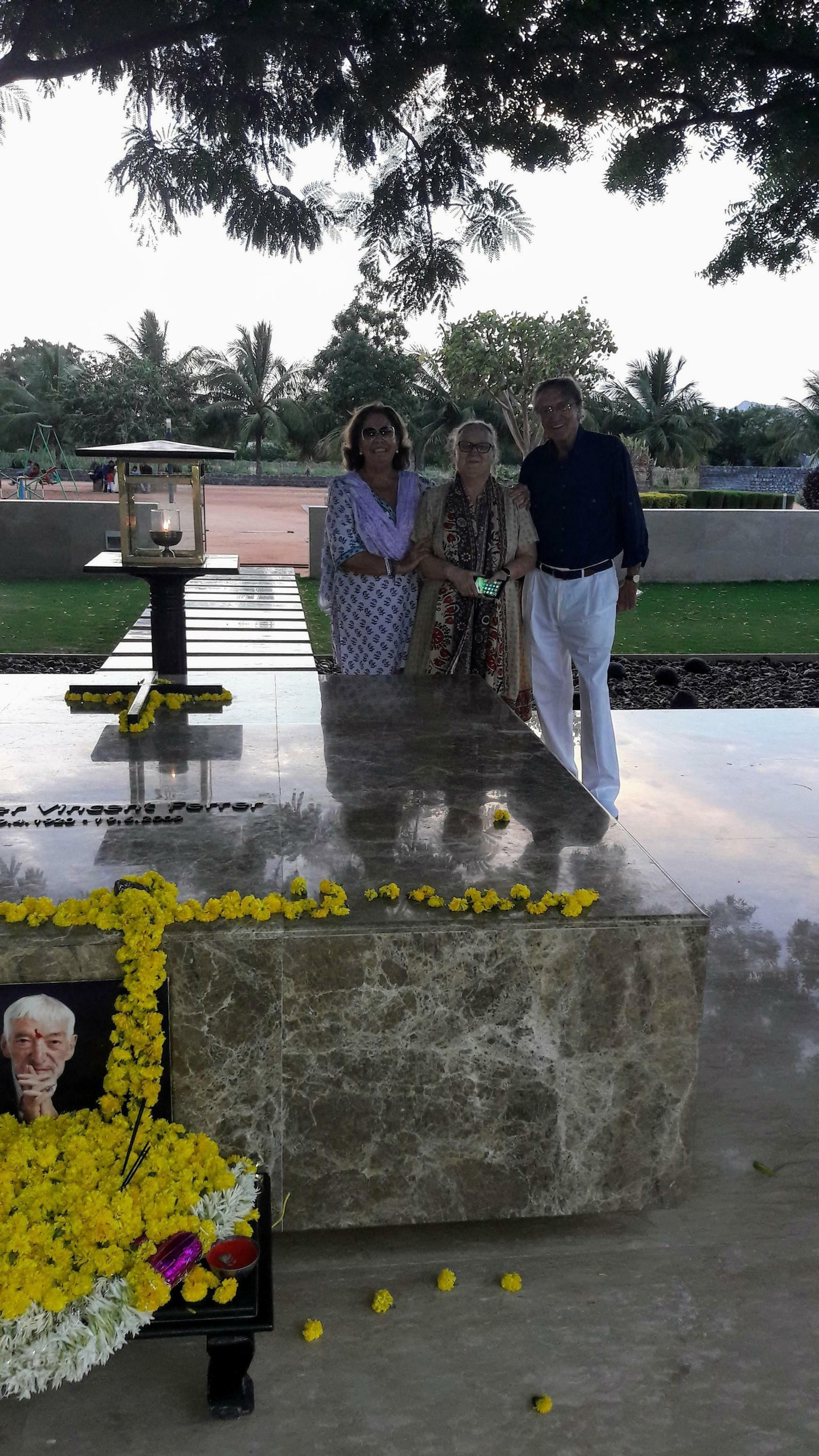 Junto a Anna Ferrer, presidenta de la Fundación Vicente Ferrer, en la tumba del misionero.