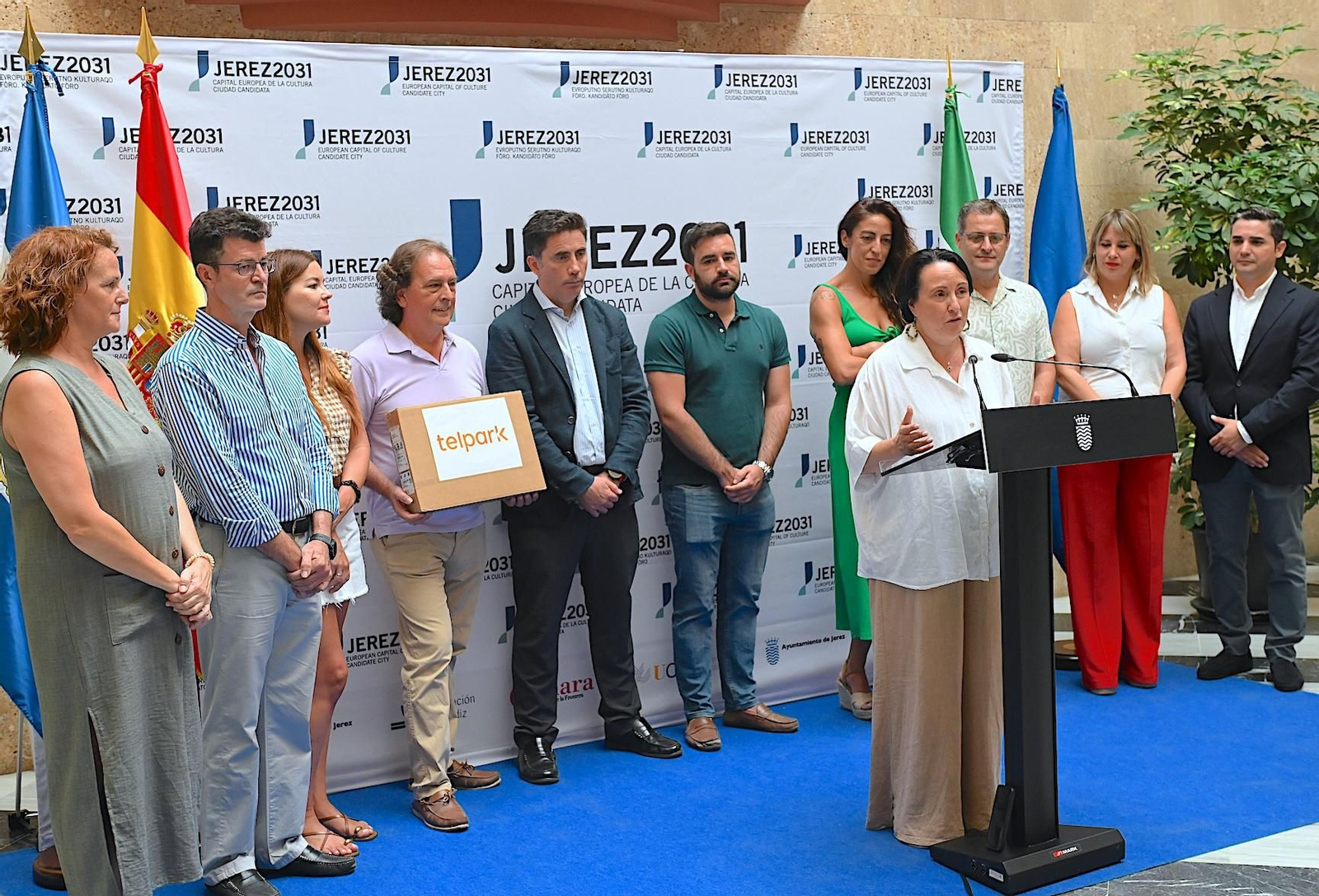 Nela García, presentando el acuerdo para facilitar el aparcamiento en el centro y favorecer el comercio y la hostelería.