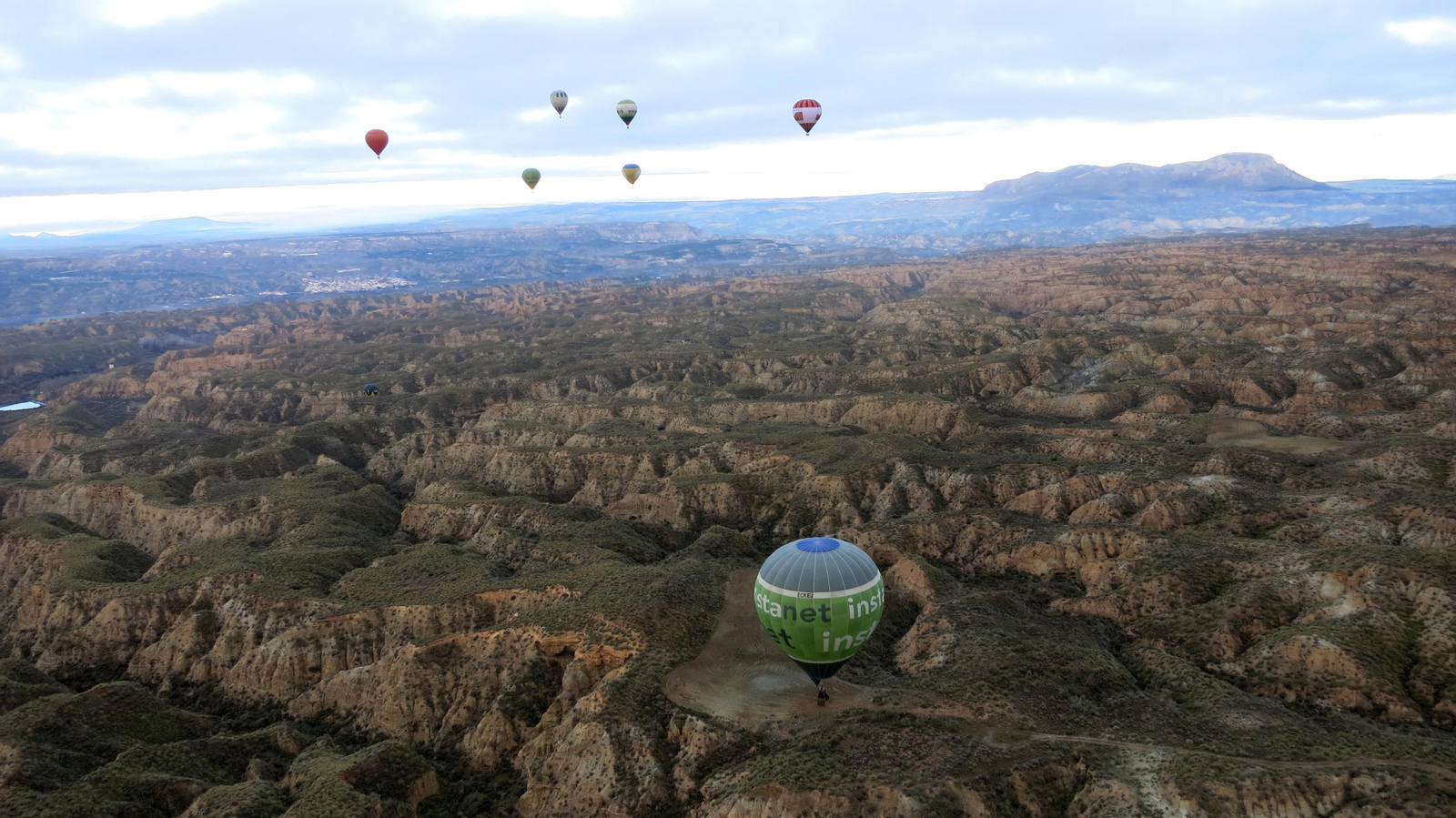 Las vistas del Geoparque de Granada desde un globo aerostático, en imágenes