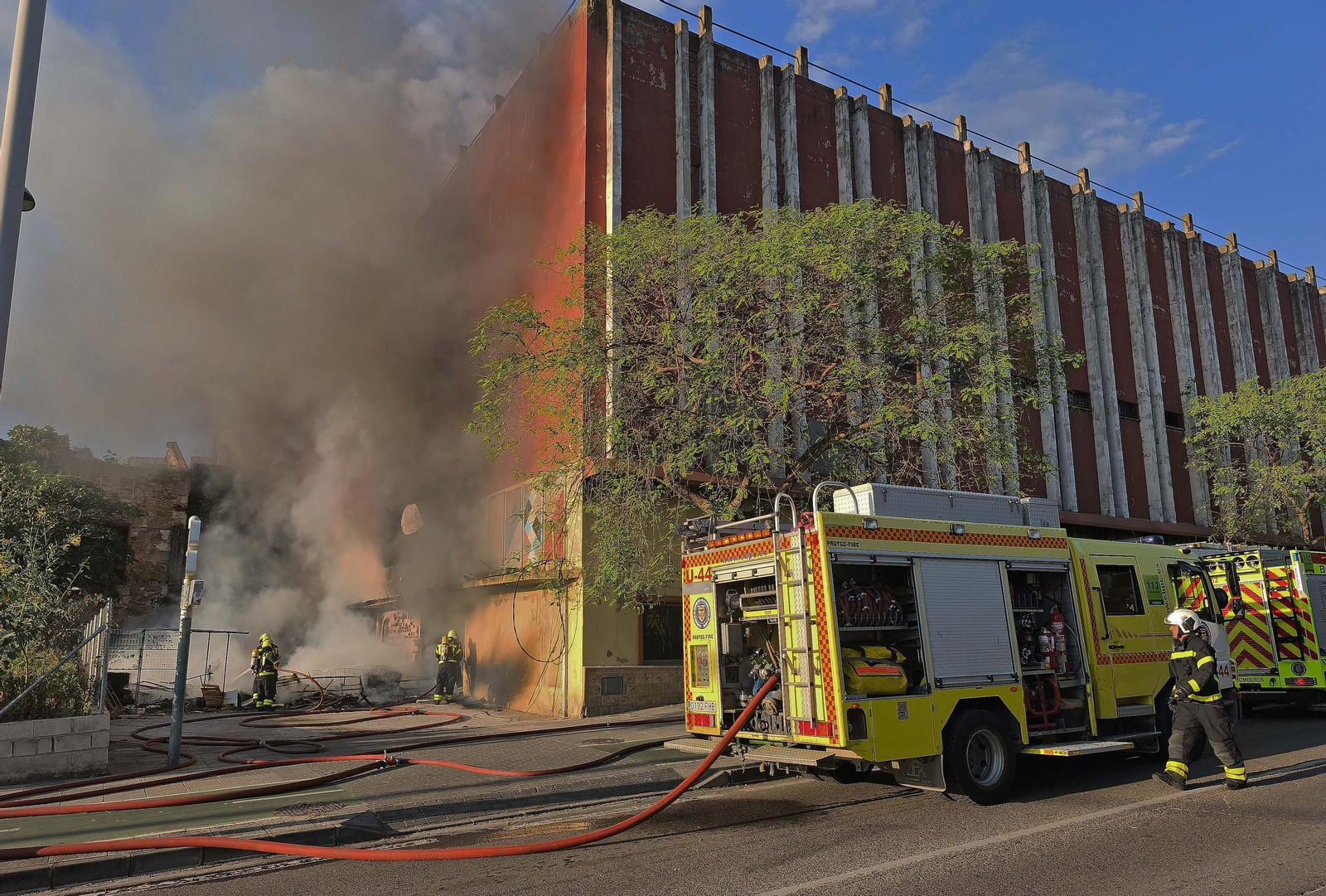 Fotos del incendio de la edificio abandonado en la avenida Gesto por la Paz de Algeciras