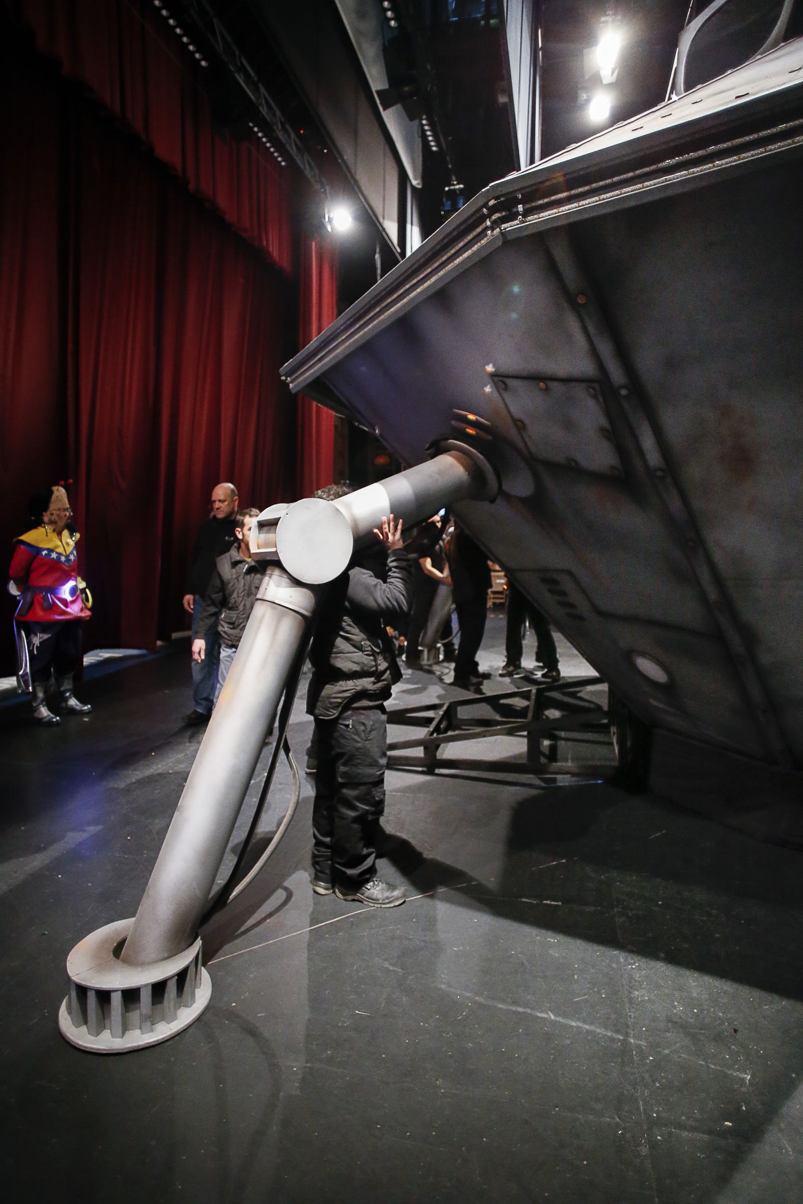 Personal trabajando en el escenario del Falla durante el COAC.