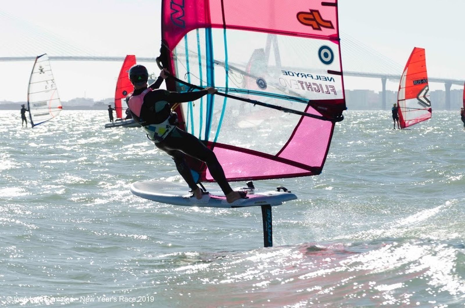 La tablas con Foil, novedosas en la regata portuense, trajeron el espectáculo.