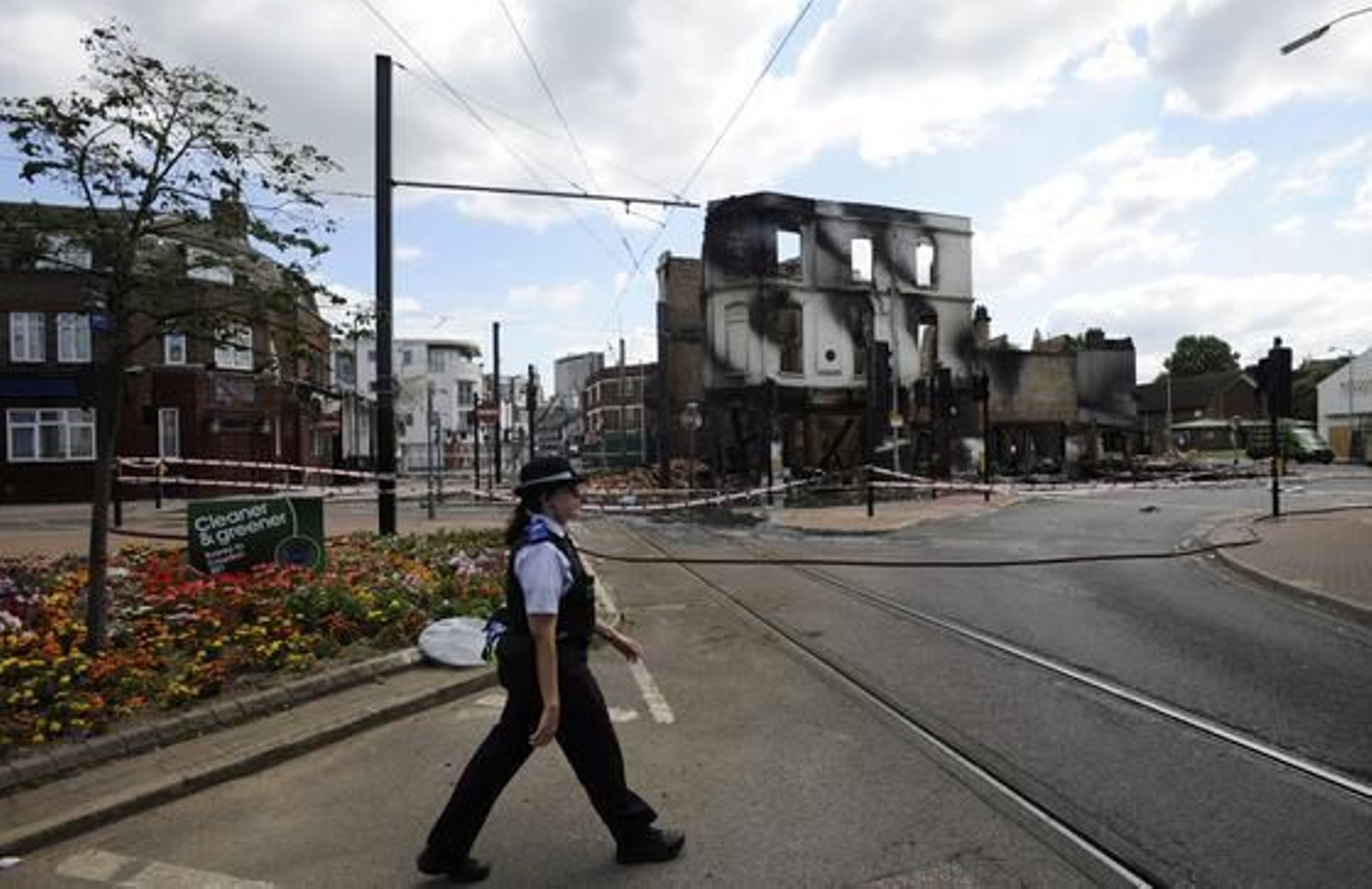 Los disturbios se propagan por diversos barrios de Londres y otras ciudades como Manchester, Birmingham y Liverpool.

Foto: Efe