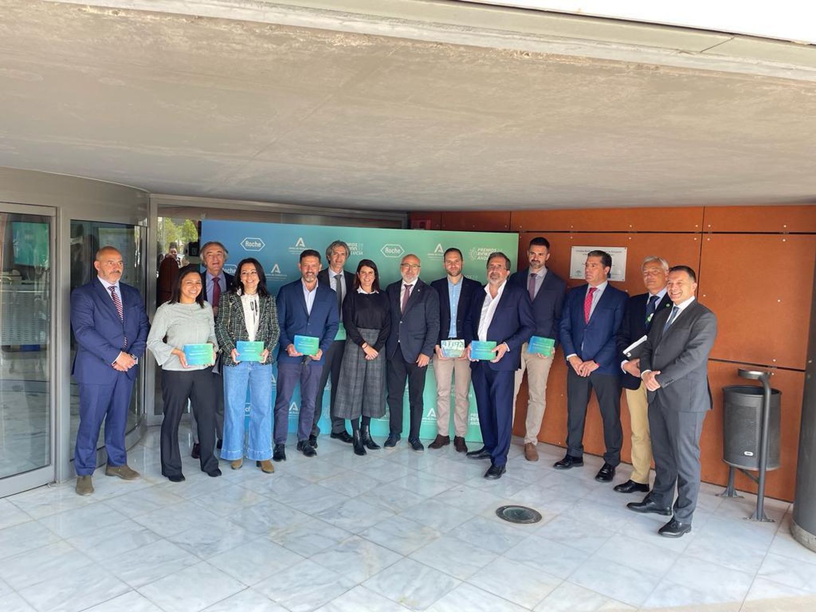 Foto de familia de los premiados.