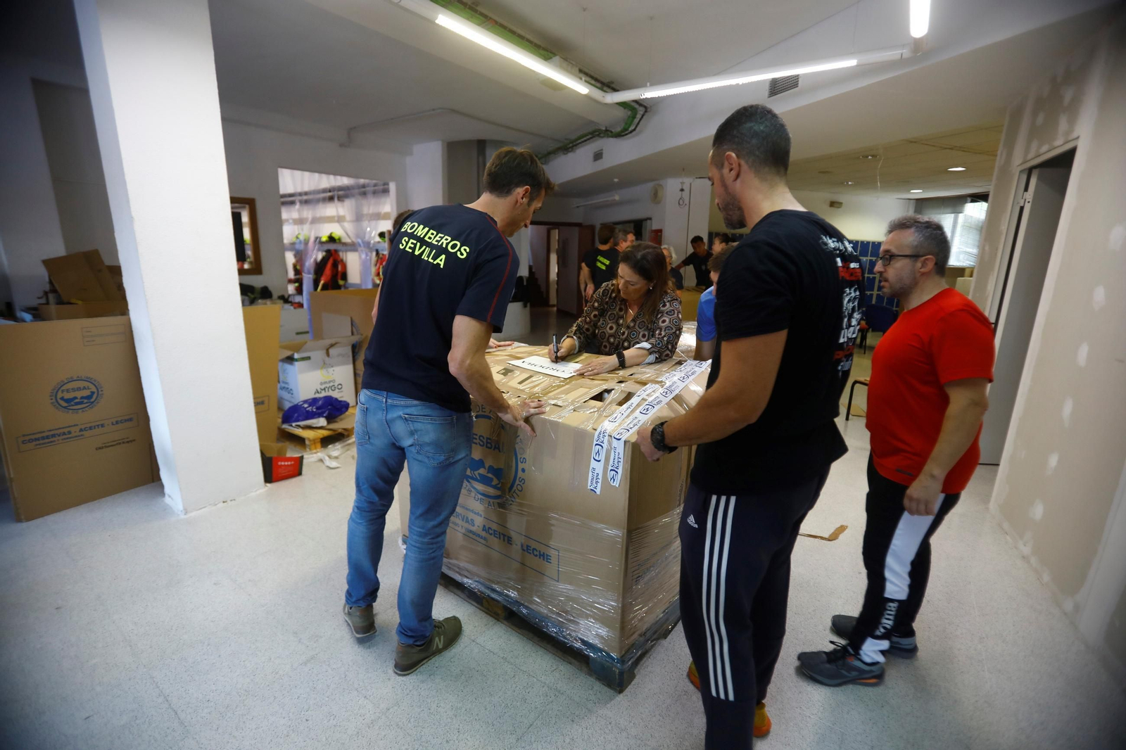 La salida de los bomberos de Córdoba hacia Valencia, en imágenes