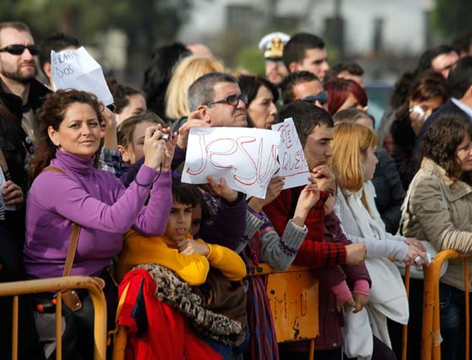 El Buque Escuela de la Armada 'Juan Sebastián de Elcano' sale de los muelles de Cádiz para iniciar su LXXXII crucero de instrucción

Foto: Jesus Marin