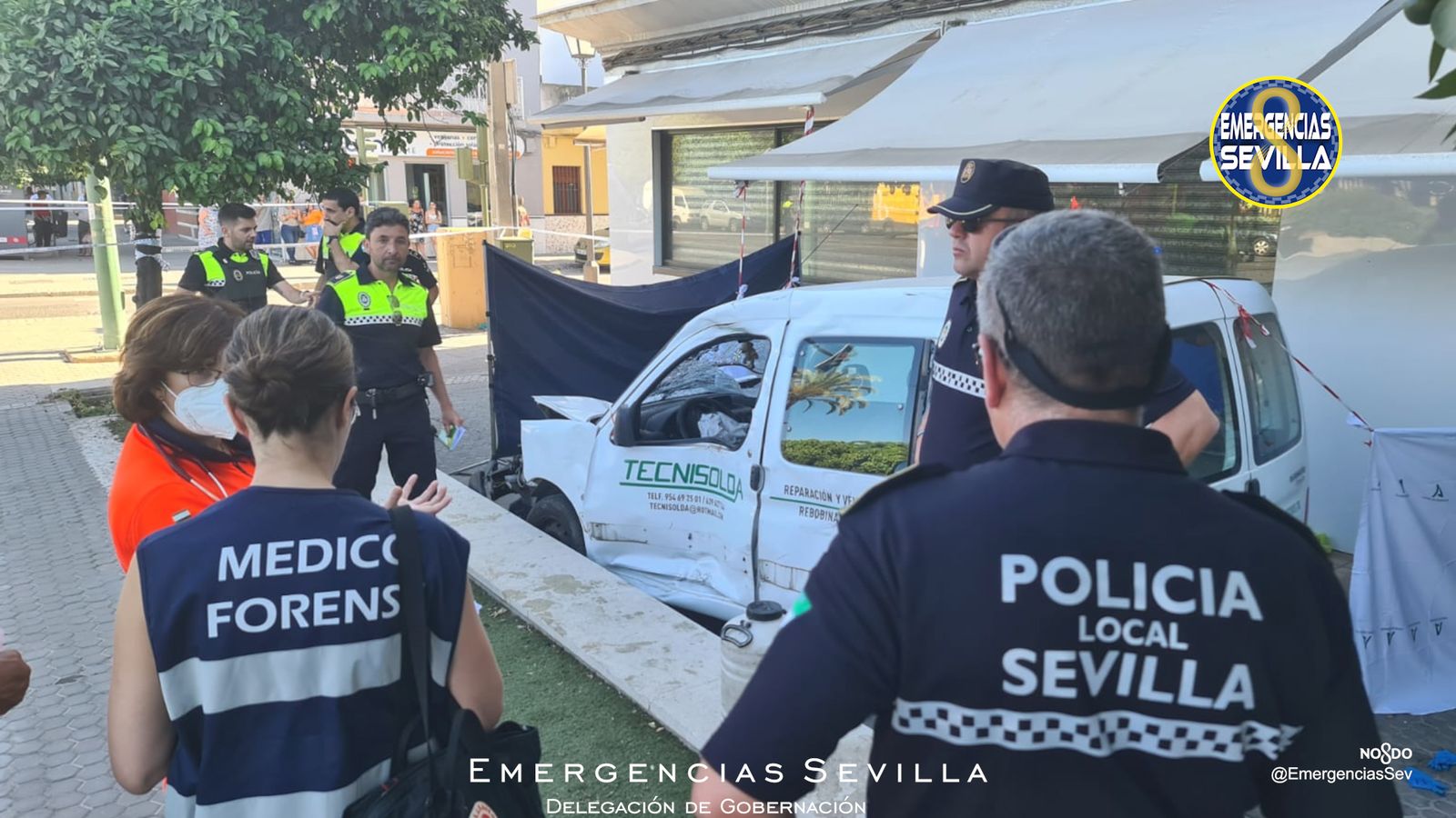 Policías locales y sanitarios, en el lugar del accidente.
