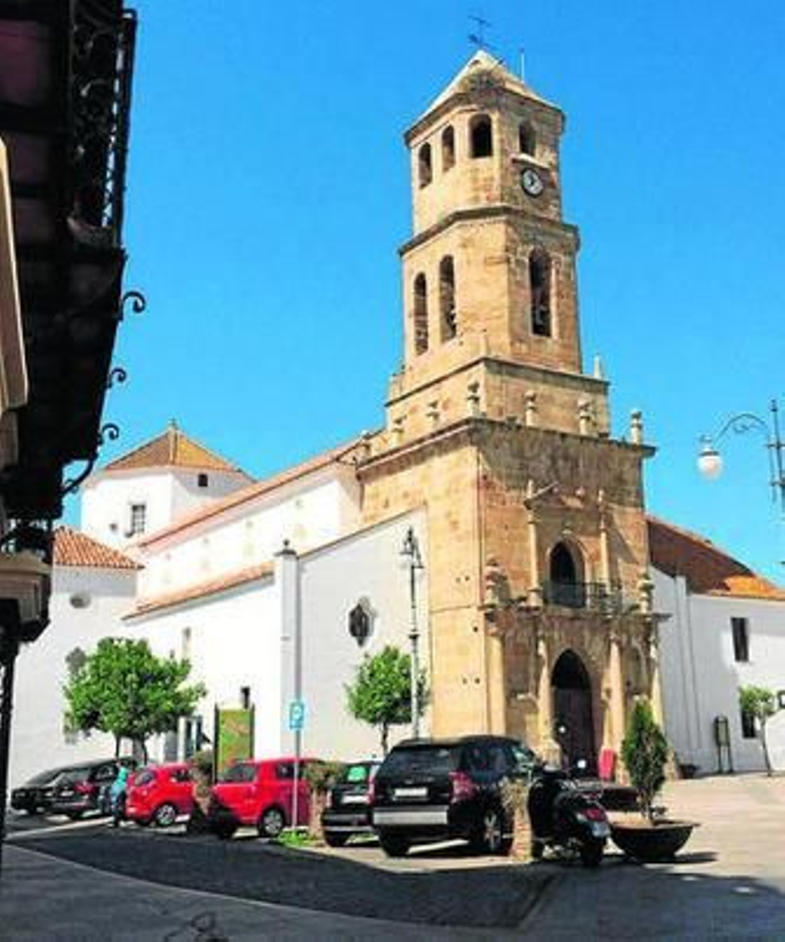 Vista general de la torre de la iglesia de San Isidro Labrador.
