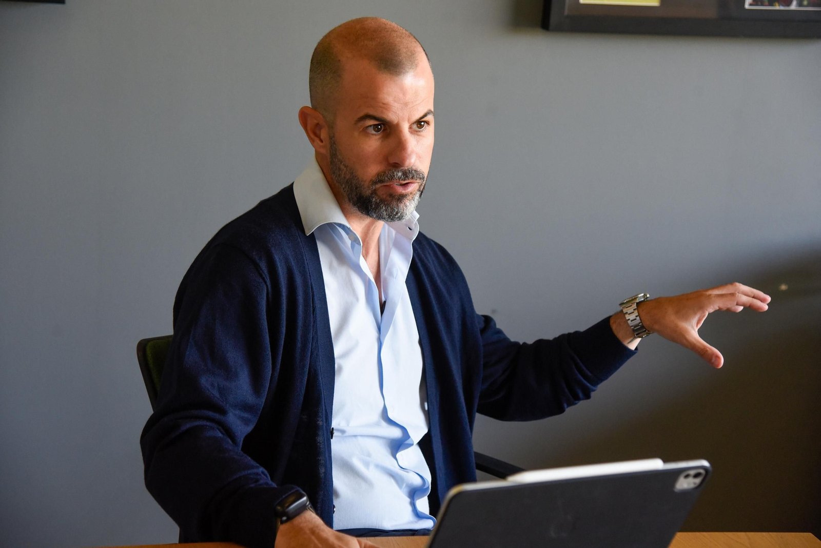 Manu Fajardo, en su despacho en la Ciudad Deportiva Luis del Sol durante una entrevista a este periódico.