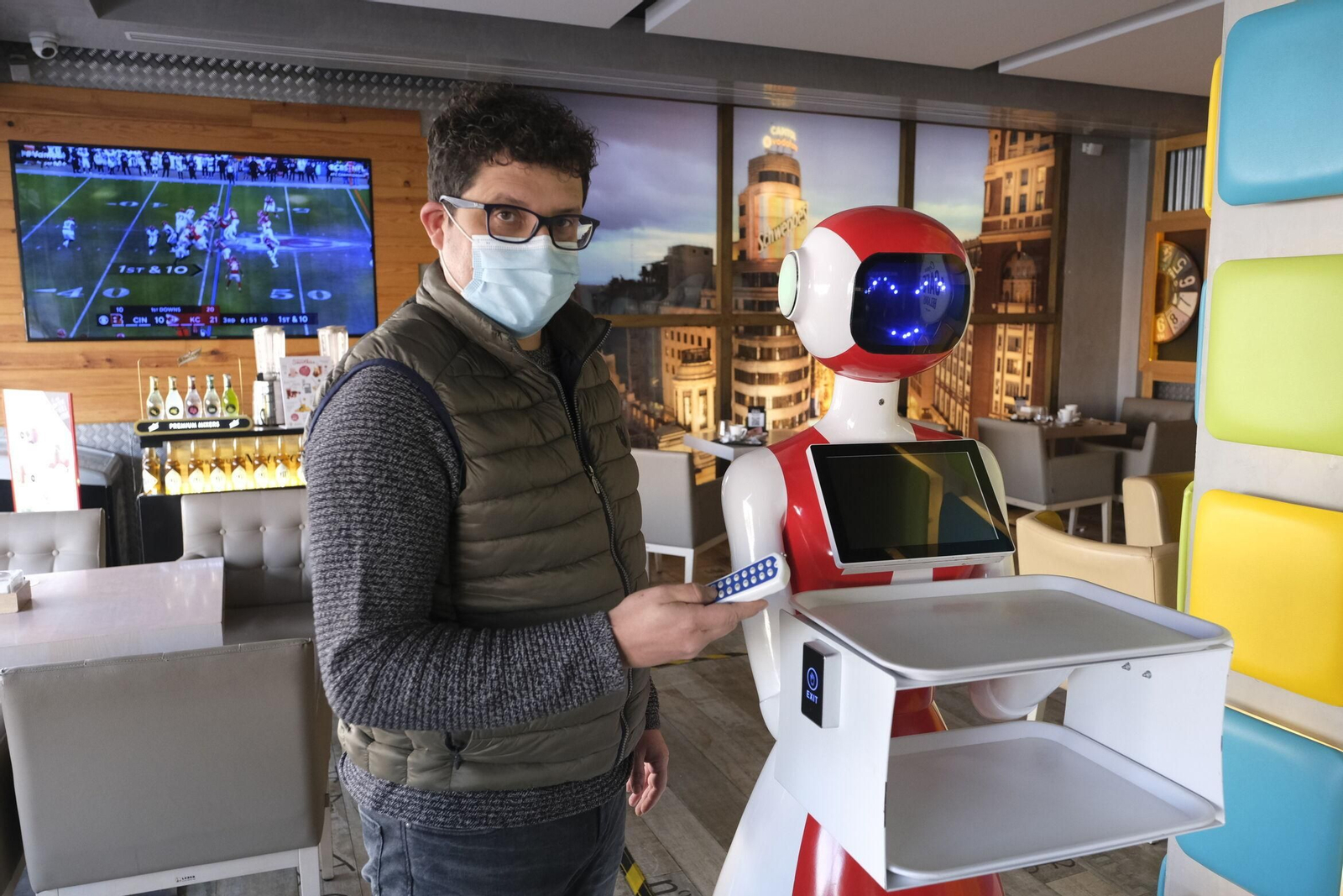 A través de un mando con el número de las mesas el camarero direcciona al robot Estefanía