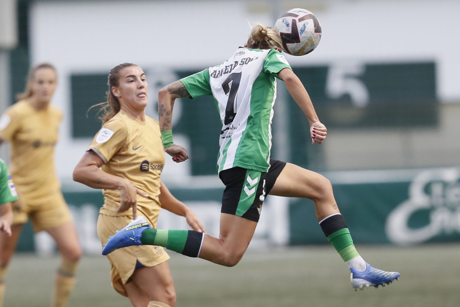 Ángela Sosa durante el partido de liga disputado en la ciudad deportiva Luis del Sol ante el Barcelona.