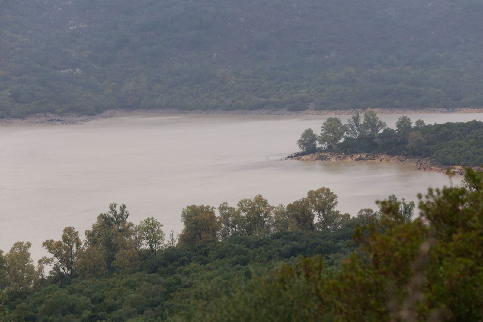 El pantano de Guadarranque, al 82% tras semanas desembalsando, en imágenes
