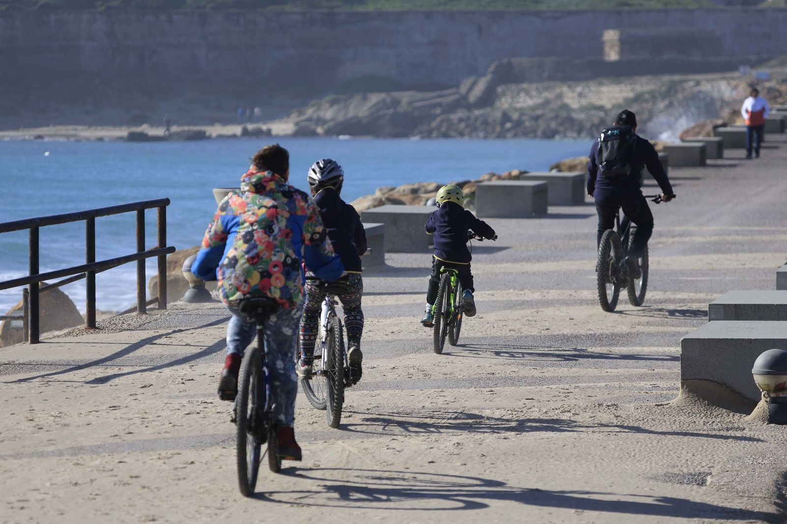 Las fotografías del paseo marítimo de Los Lances tras la borrasca Oriana