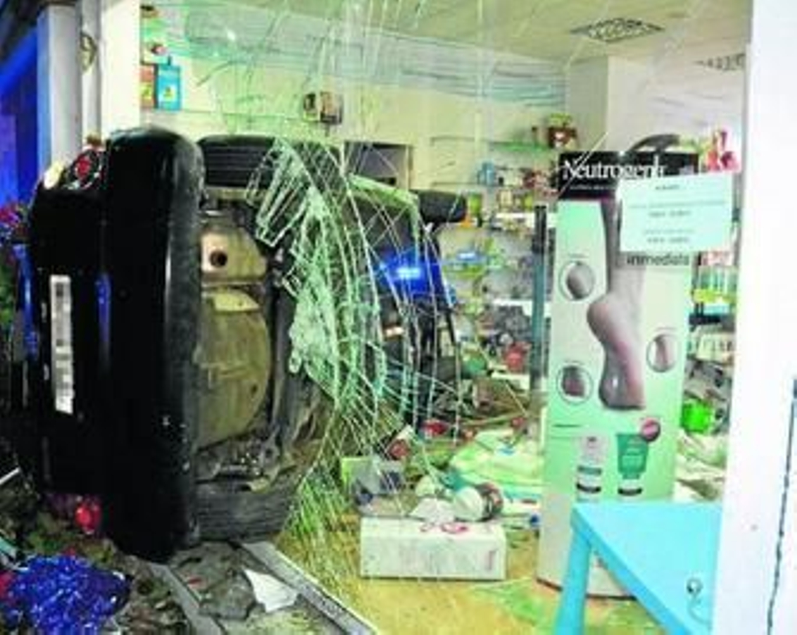 El vehículo, en el interior del establecimiento. El vehículo, en el interior del establecimiento.