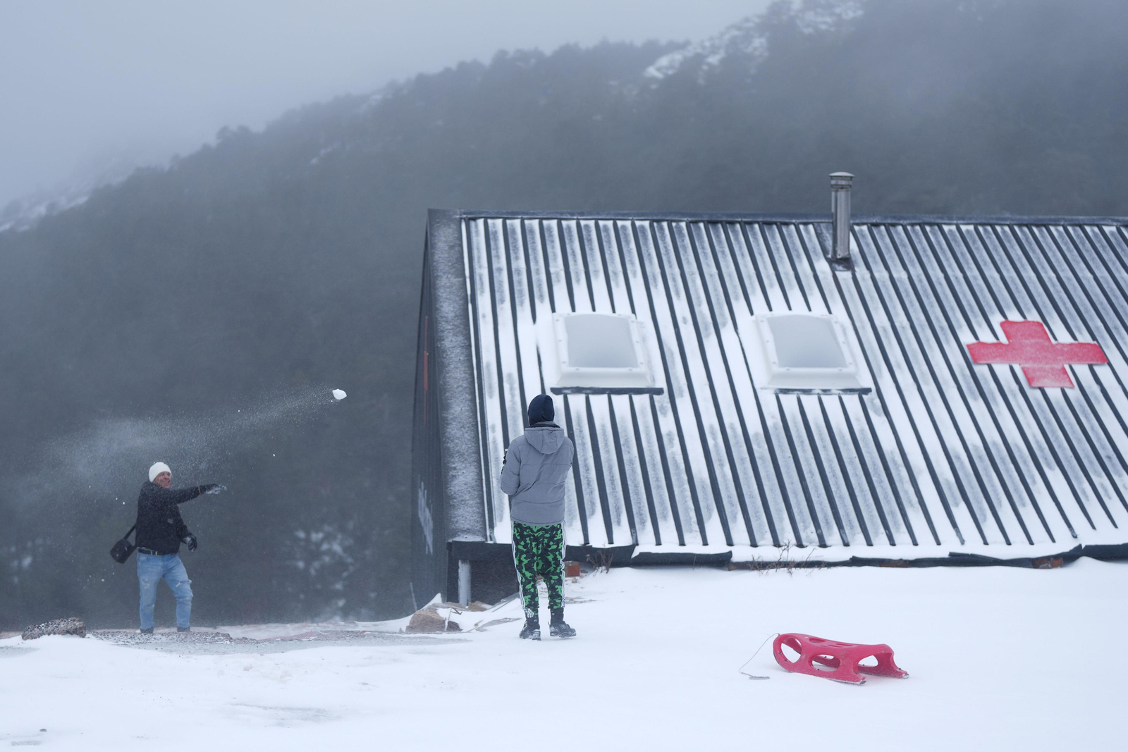 Gente jugando con la nueve en el puerto de Navacerrada (Madrid)