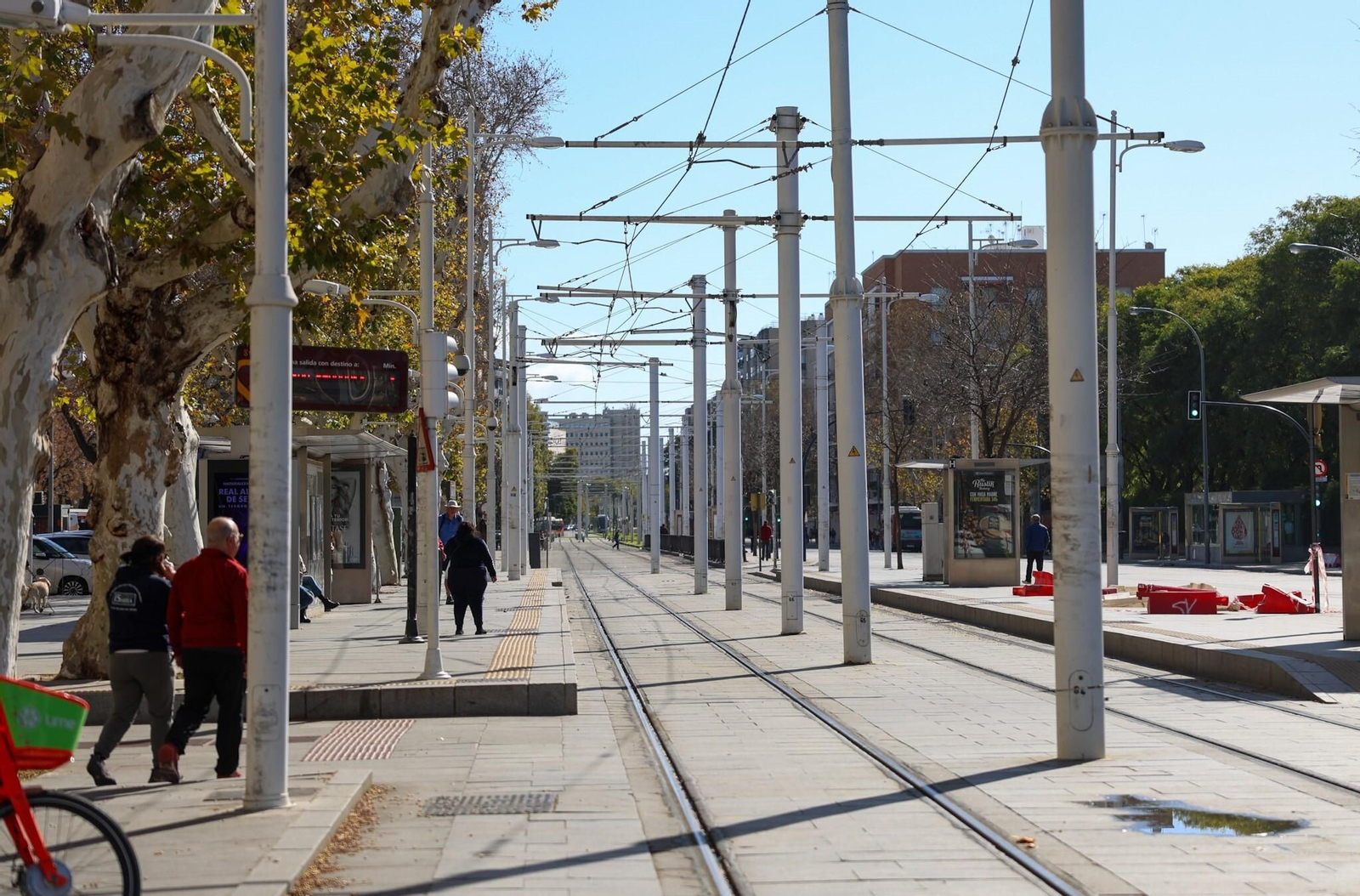 El tranvía de Sevilla se queda sin postes de catenaria entre la calle San Fernando y el Prado