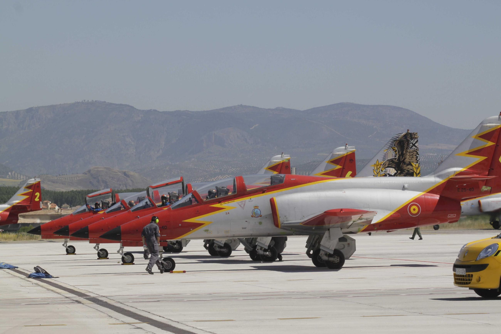 Espectaculares fotos de las acrobacias de la Patrulla Águila: cuatro décadas surcando los cielos