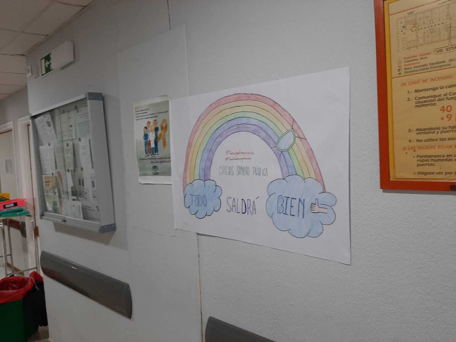 Coronavirus en Cádiz: Las imágenes de los dibujos que se han colocado en los hospitales Puerta del Mar y de Puerto Real