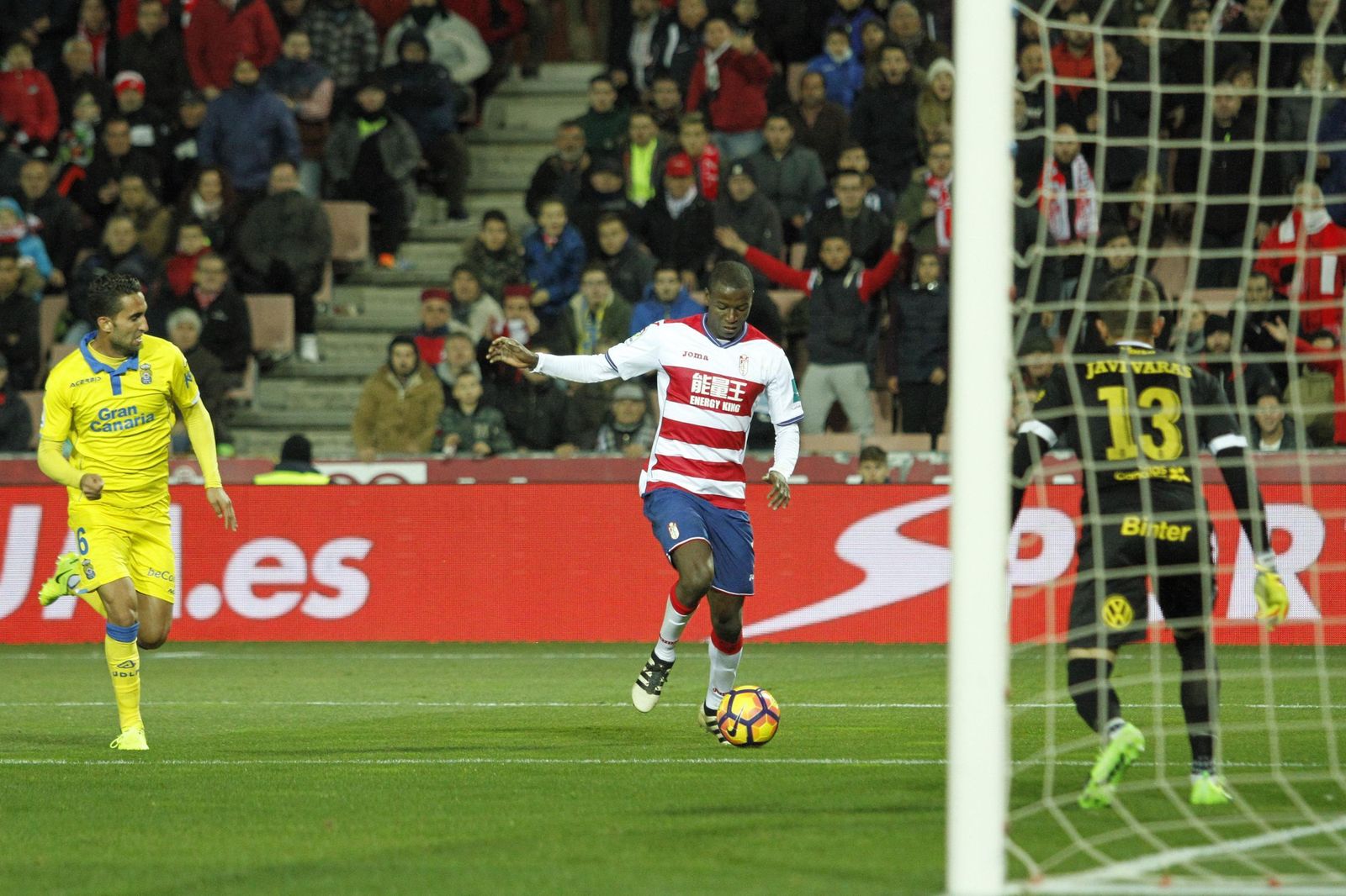 El delantero granadinista Ramos controla el esférico y mira a su alrededor en busca de apoyos.