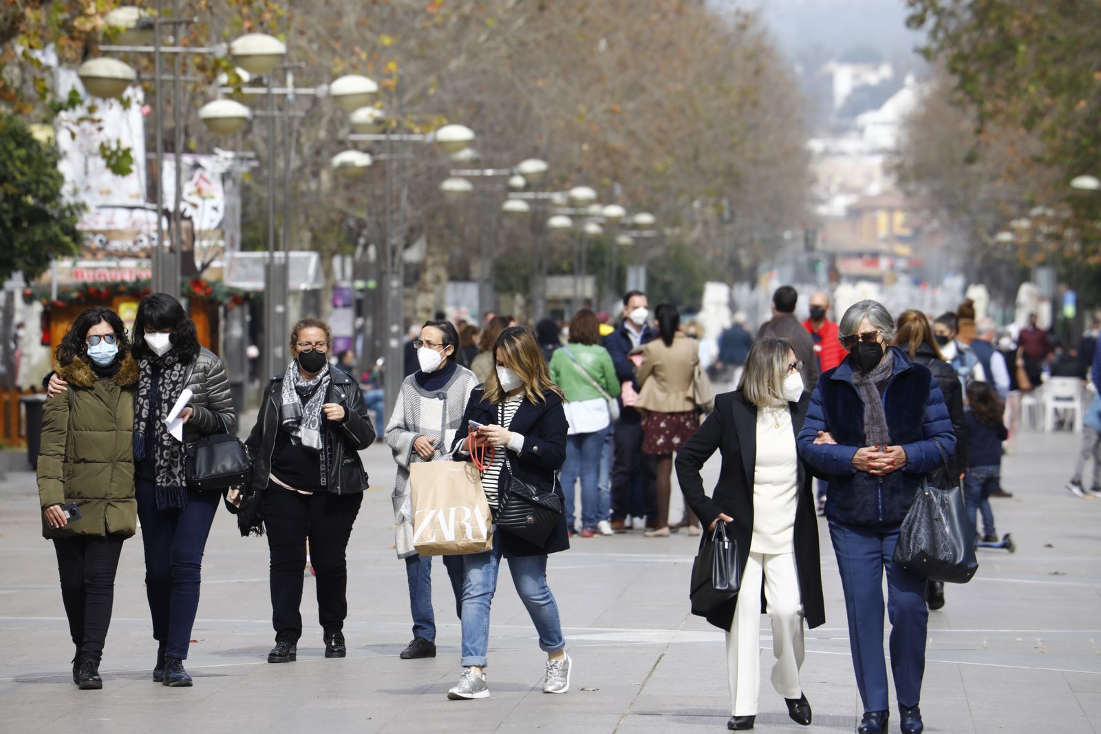 El buen tiempo llena las calles y terrazas en el primer día del Puente de Andalucía en Córdoba