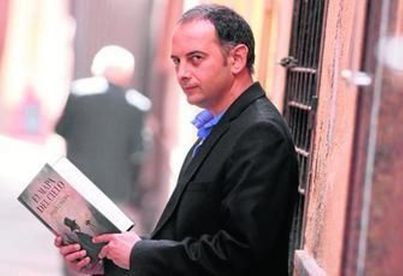 El autor frente a su nueva obra, que presentó ayer en la capital malagueña.