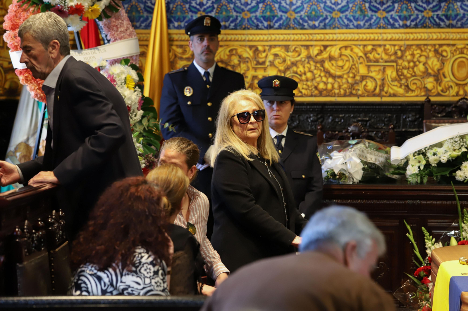 Imágenes de la capilla ardiente de Ernesto Delgado instalado en el Salón de Plenos del Ayuntamiento de Algeciras