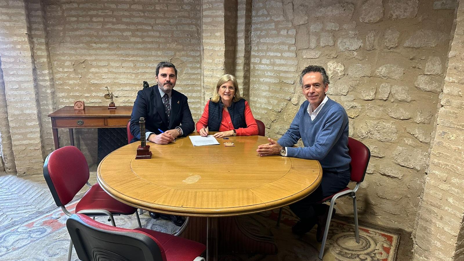 Firma del contrato de cesión entre las partes implicadas