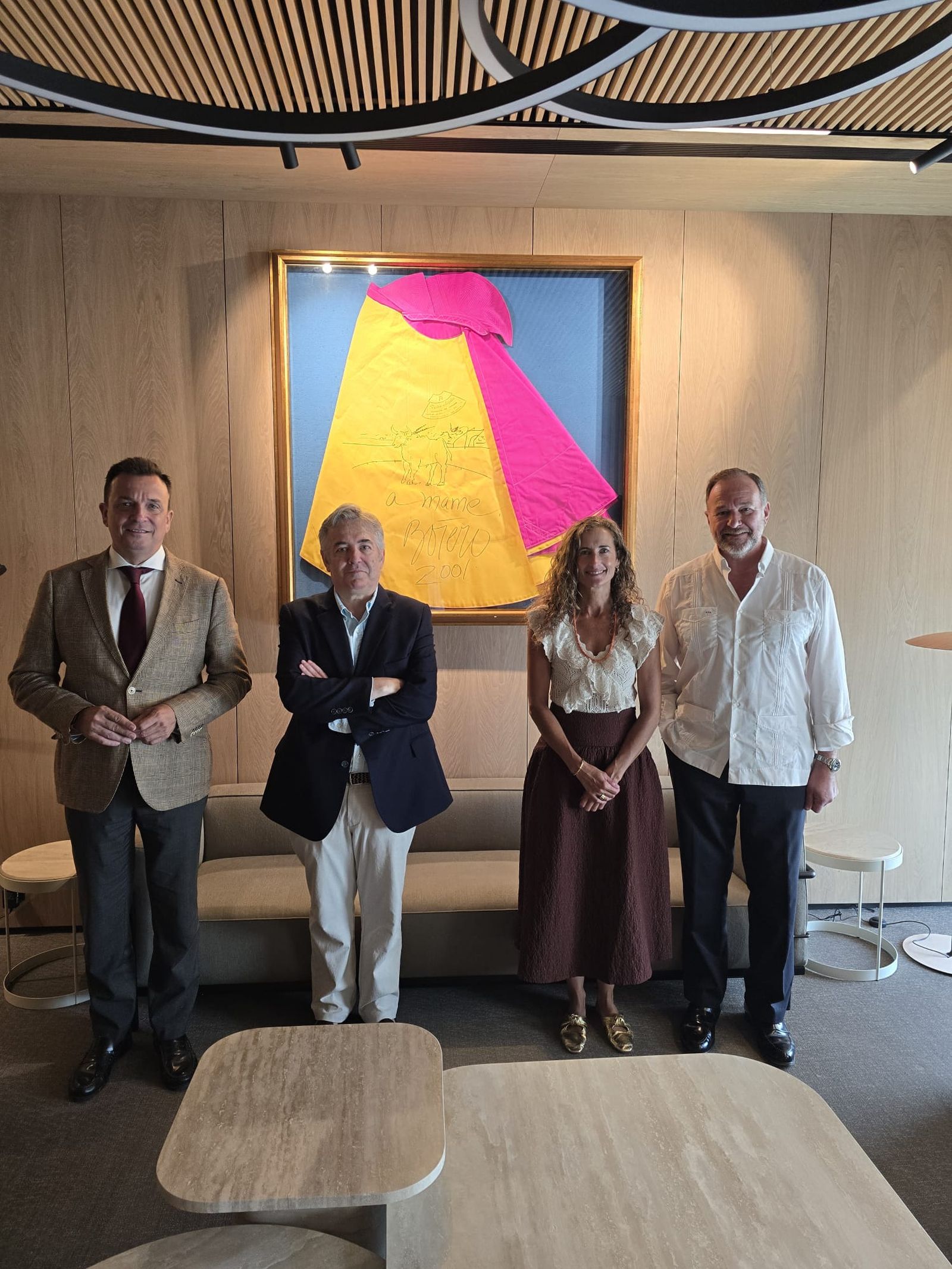 Los donantes junto a José Luis García-Palacios y Emilio Ponce, presidente y director general de la Fundación Caja Rural del Sur.