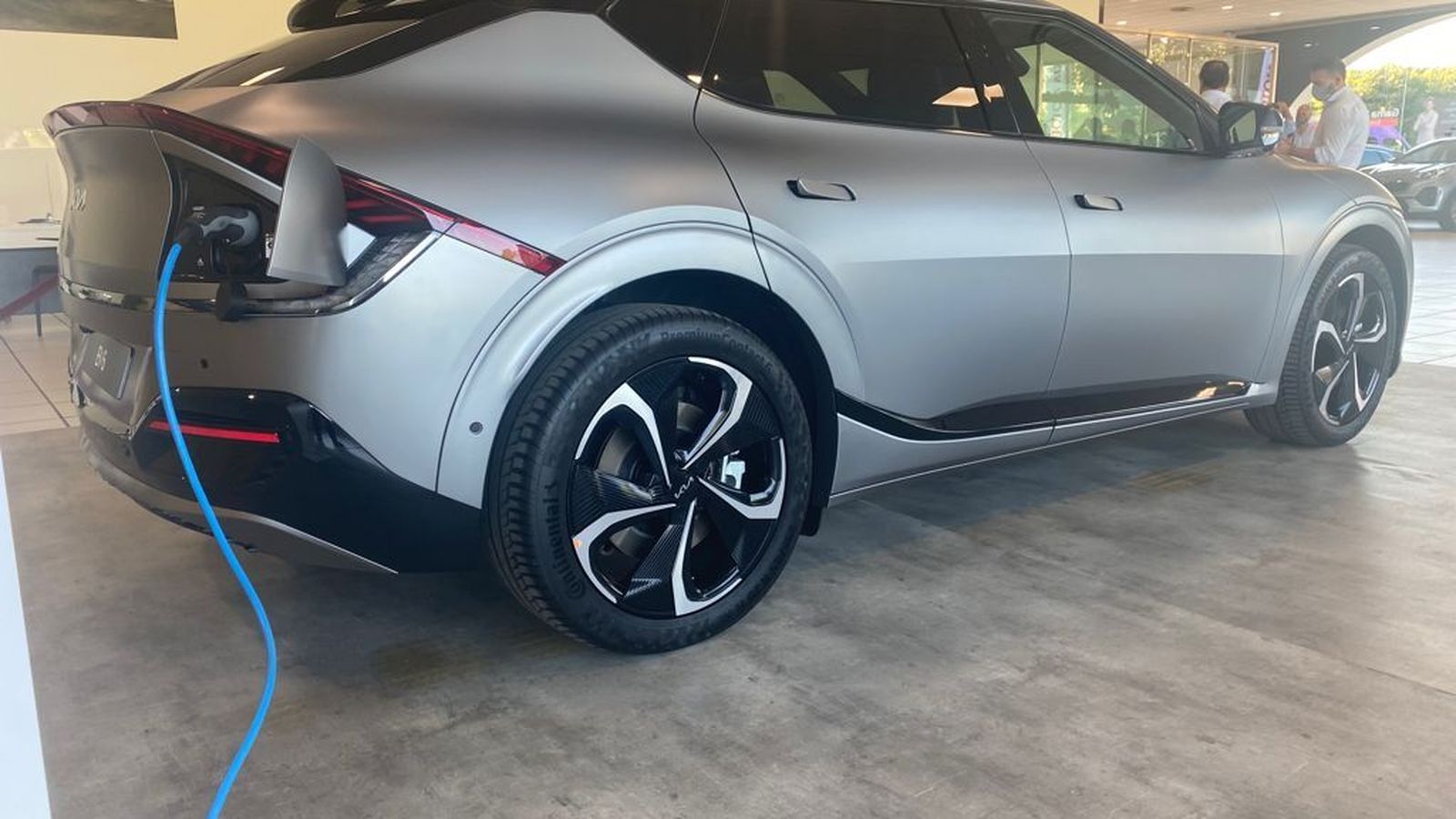 La arquitectura eléctrica de 800 voltios permite cargas ultrarrápidas con corriente continua de hasta 270 kW.