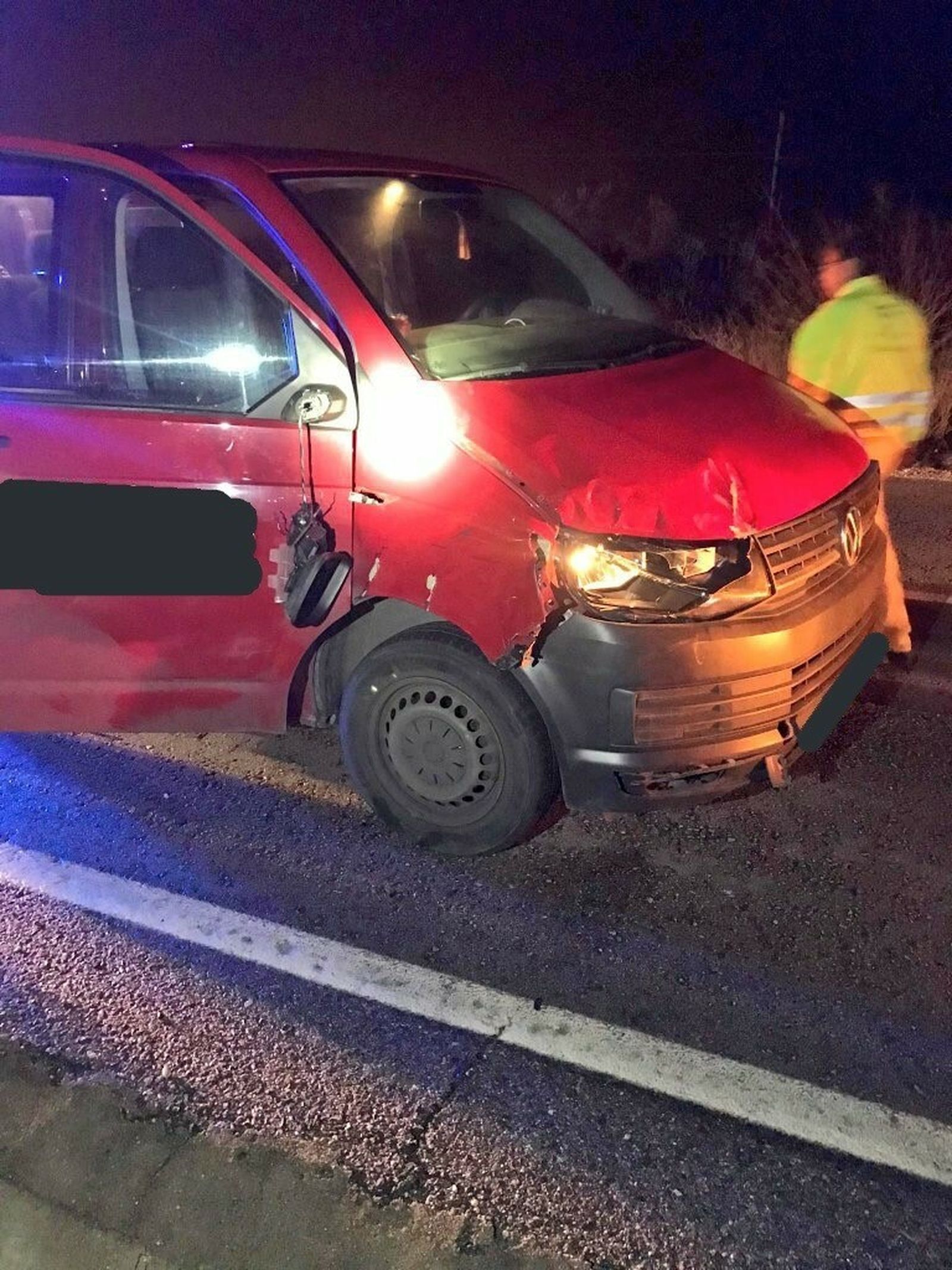 El otro coche implicado en el siniestro, a la entrada de Salteras.
