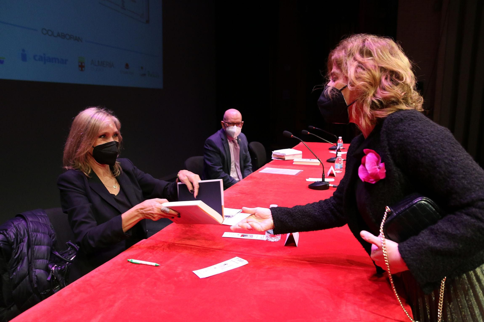 Fotogalería Diario de los Libros, con Marta Robles y su obra 'Pasiones carnales'