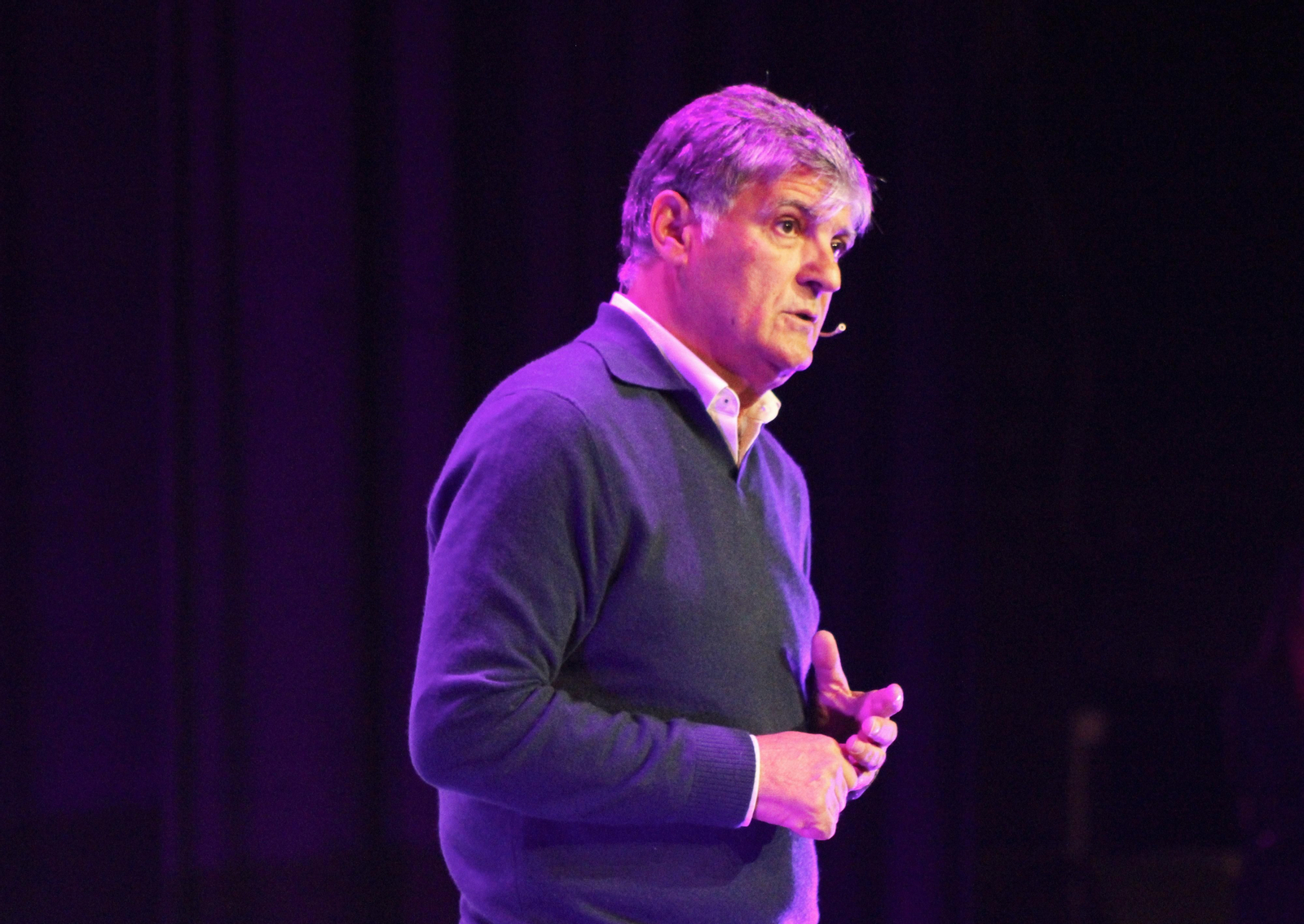 Toni Nadal interviene en el encuentro empresarial.