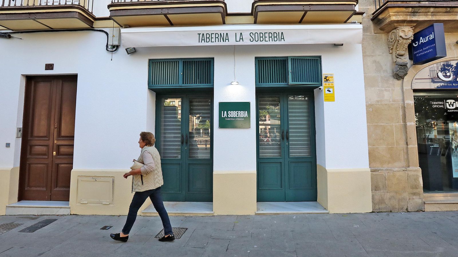 Una mujer pasa ante la taberna 'La Soberbia', de reciente implantación.