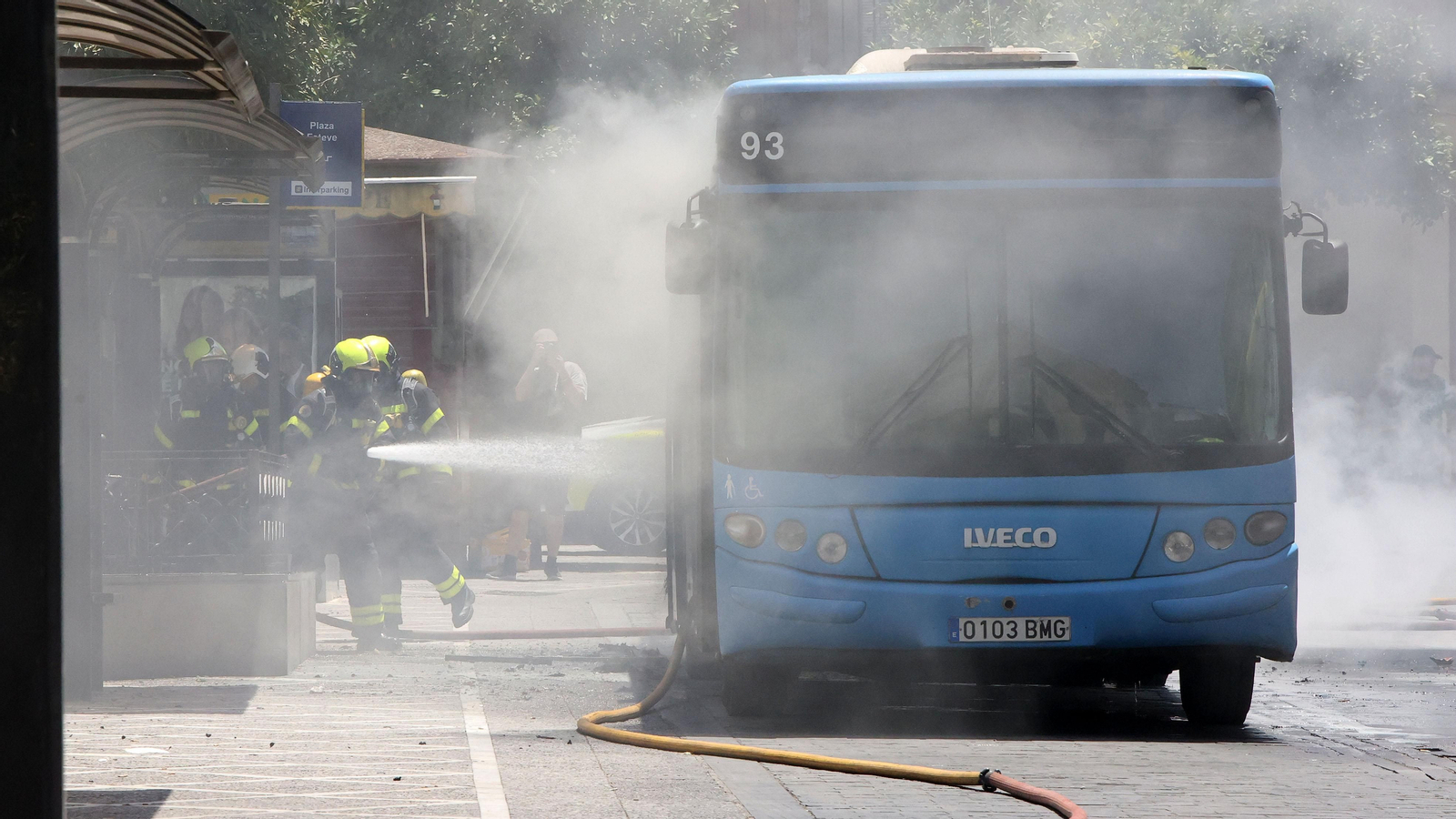 Arde un autobús urbano de Jerez en la plaza Esteve