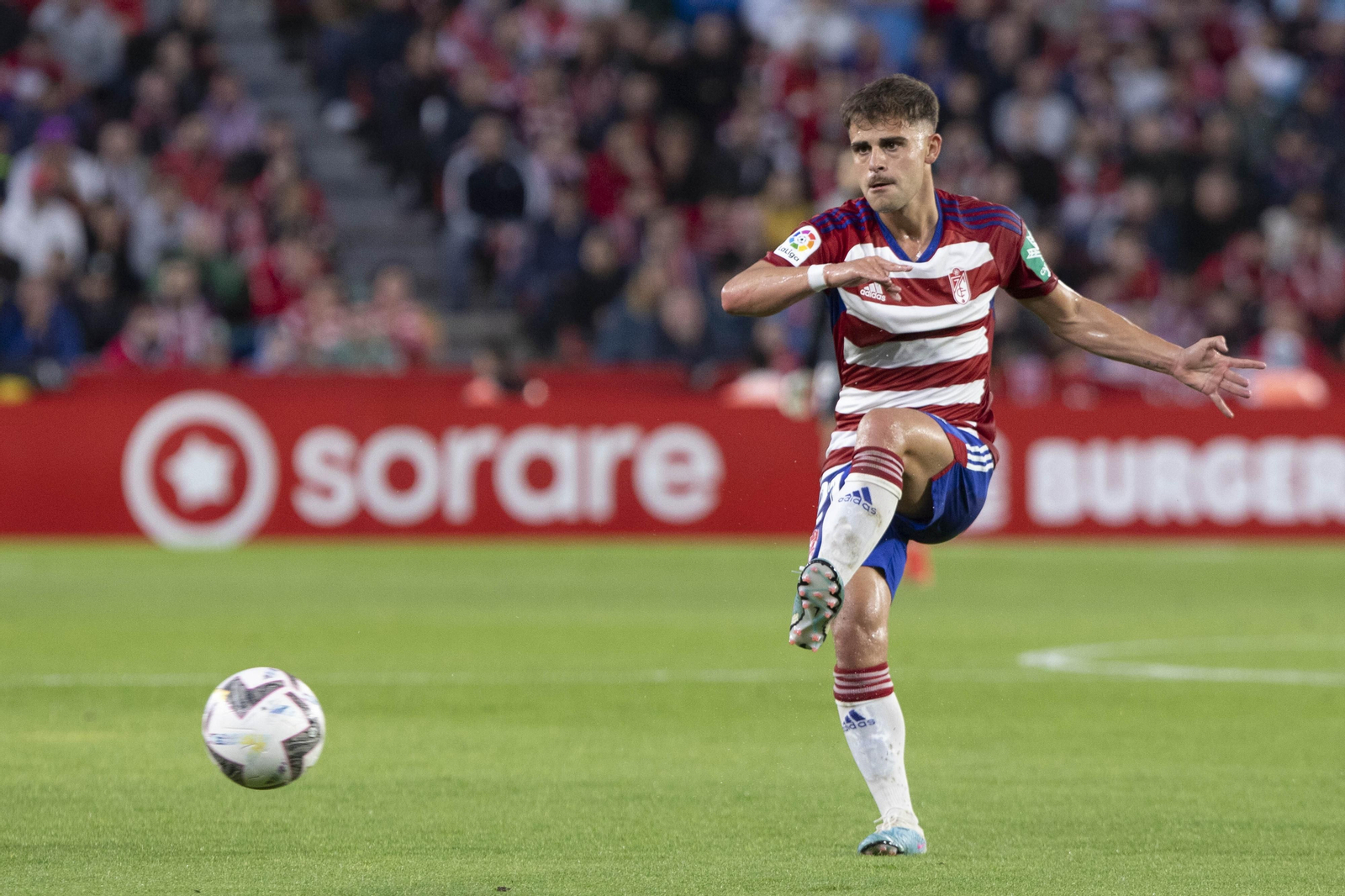 Un ataque del Granada en el partido ante el Leganés