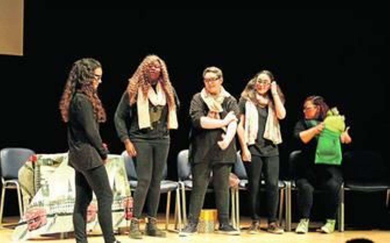 El grupo La Tarumba llegado desde el IES Francisco Montoya de Las Norias-Vícar durante su actuación.