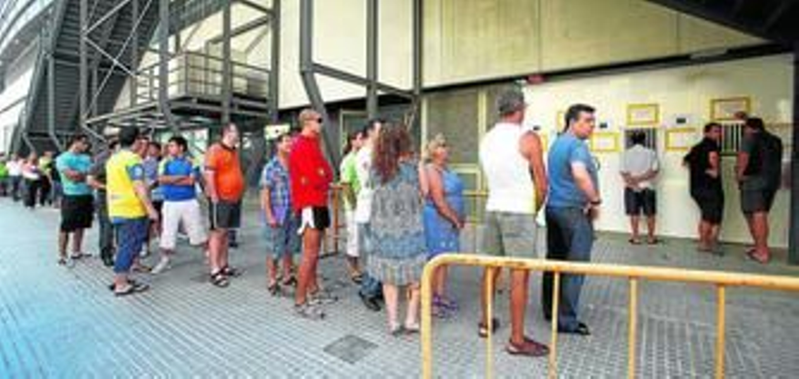 Imagen que invita al optimismo con los aledaños del Carranza ocupados por decenas de aficionados que esperaban su turno para sacar el abono.