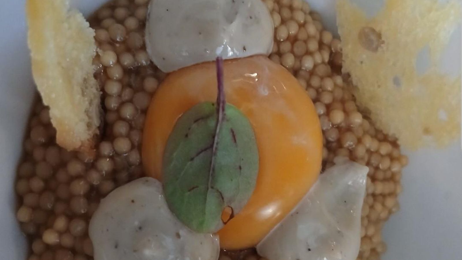 Huevo de caserio con estofado de trigo de Eneko Atxa