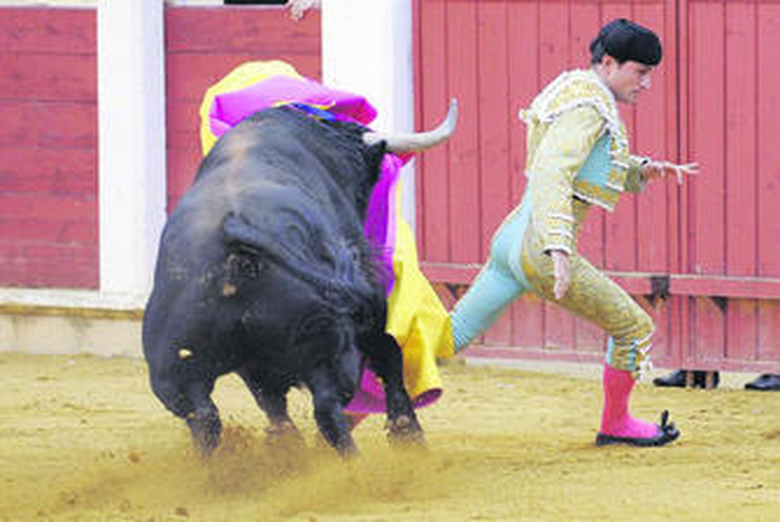Joselillo evita ser corneado ayer en Valladolid.