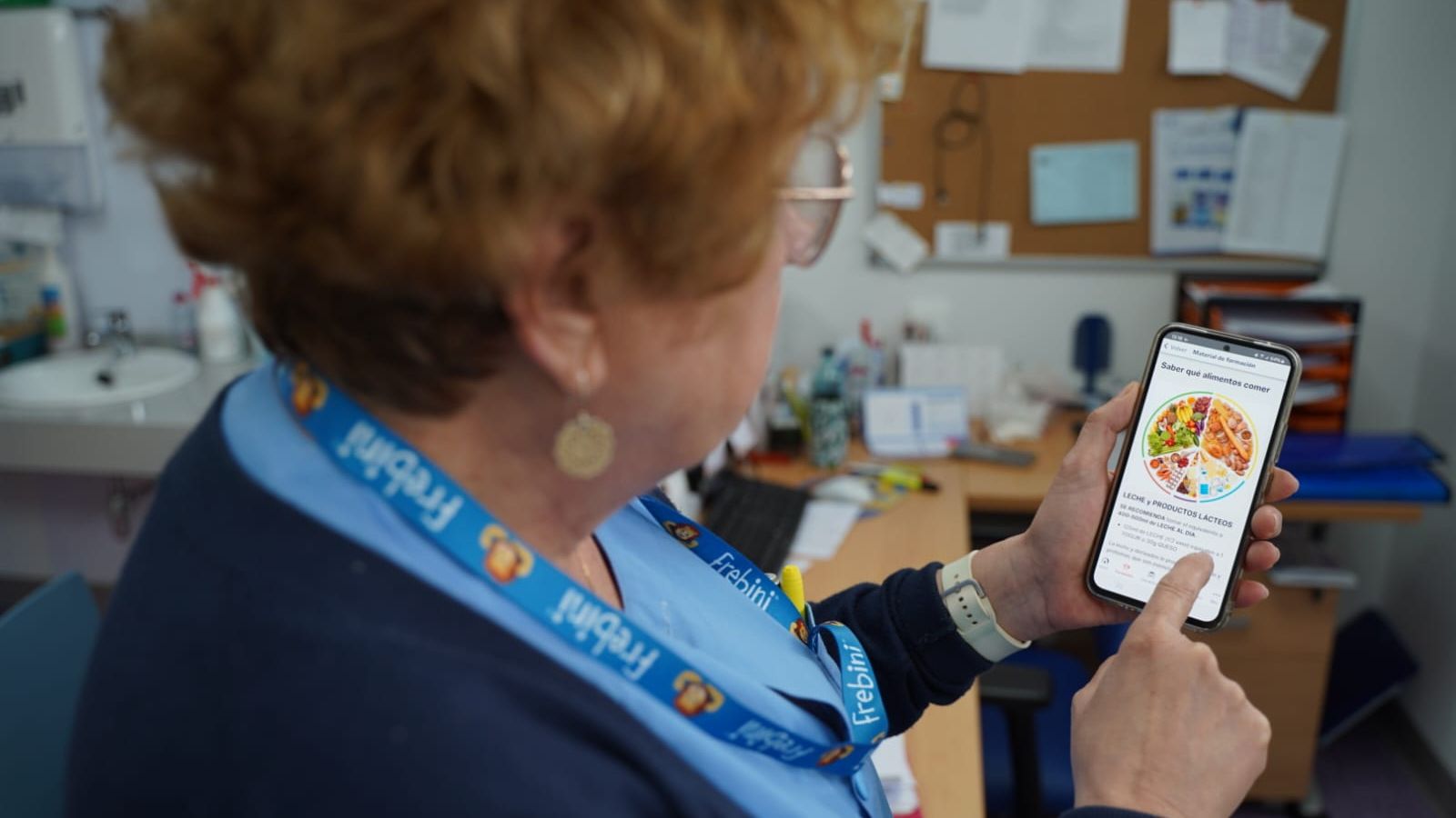 La supervisora de enfermería muestra la aplicación para el seguimiento del paciente obeso