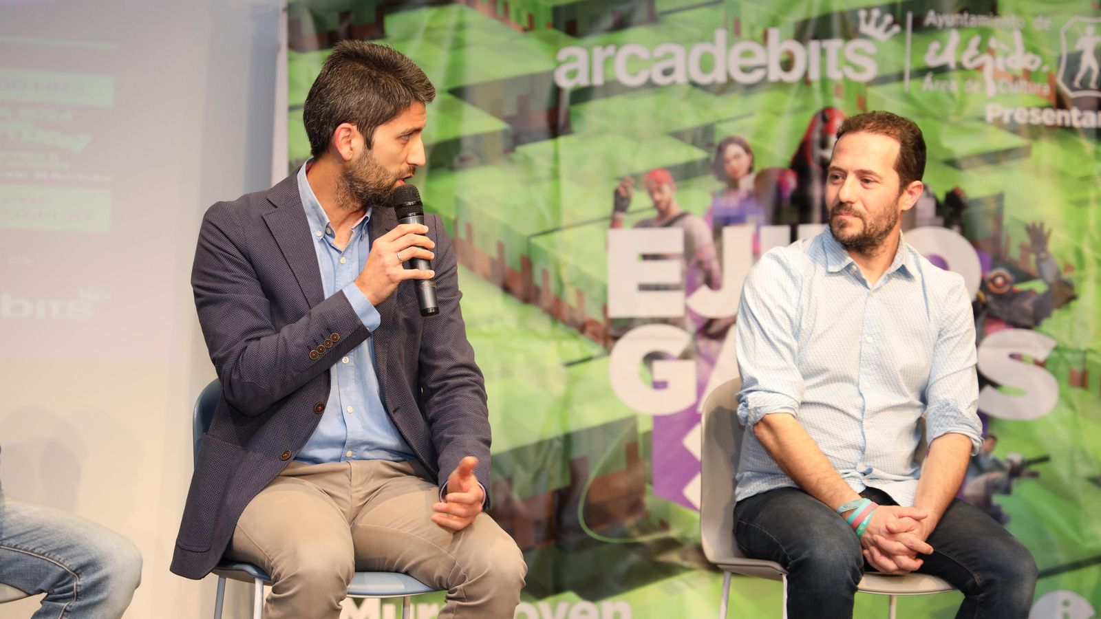 Joaquín de la Casa, responsable de Arcade Bits, y Javier Rodríguez, concejal de Juventud del Ayuntamiento de El Ejido.