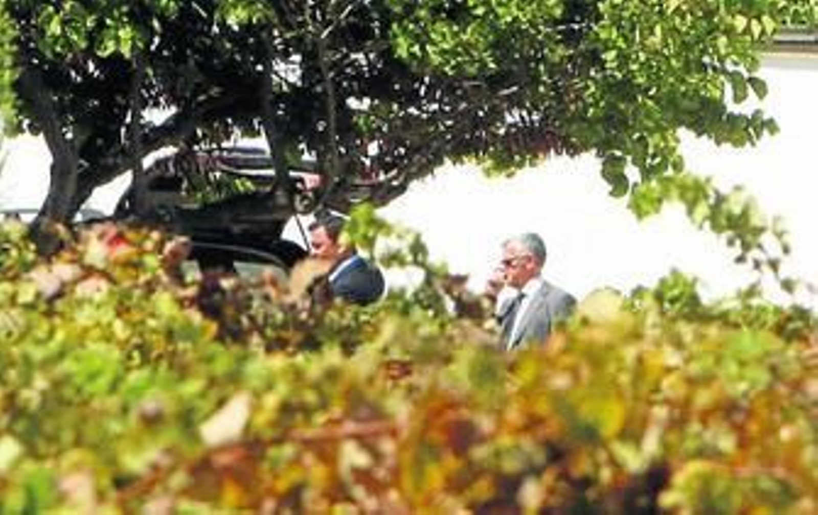 Un directivo de Garvey (i) y un responsable de Back in Business, sociedad propietaria de Nueva Rumasa, ayer en la bodega de la circunvalación.