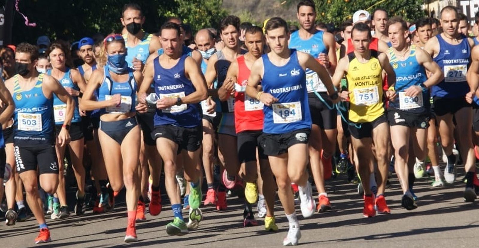 Varios atletas, durante una salida de una edición anterior de la Ruta de la Miel.