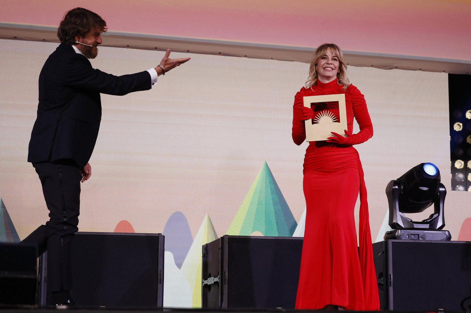 María Adánez recibe el premio de manos de Félix Gómez