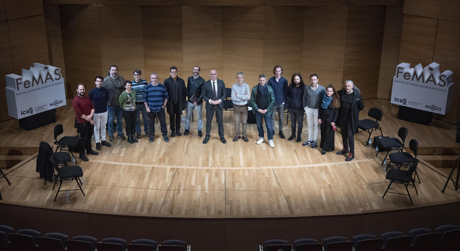 Foto de familia de los músicos sevillanos que participan en el Femás con el alcalde de Sevilla Antonio Muñoz.