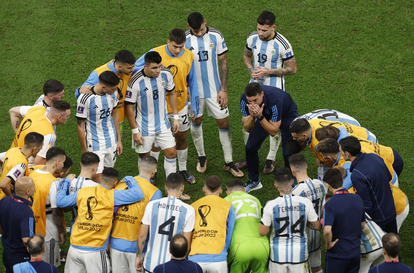 Scaloni da instrucciones a sus futbolistas.