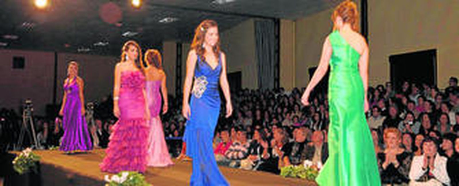 Las candidatas realizaron un desfile con traje de fiesta -también de gitana- previo a la elección de la reina 2011.