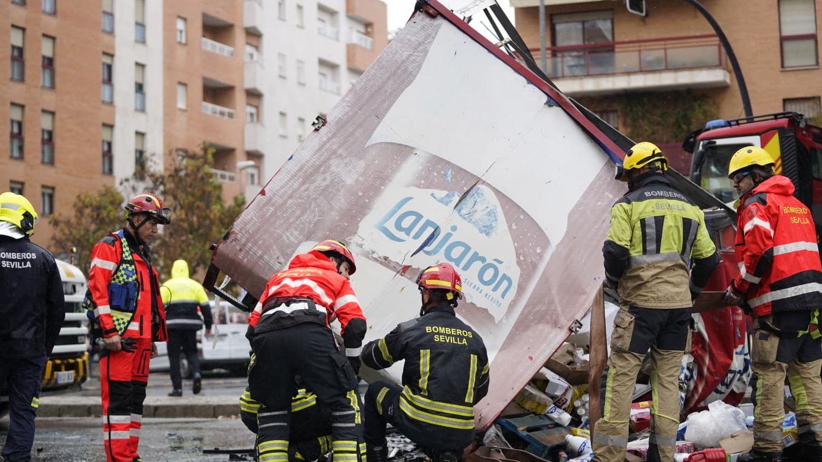 Retirada de la carga del camión accidentado.