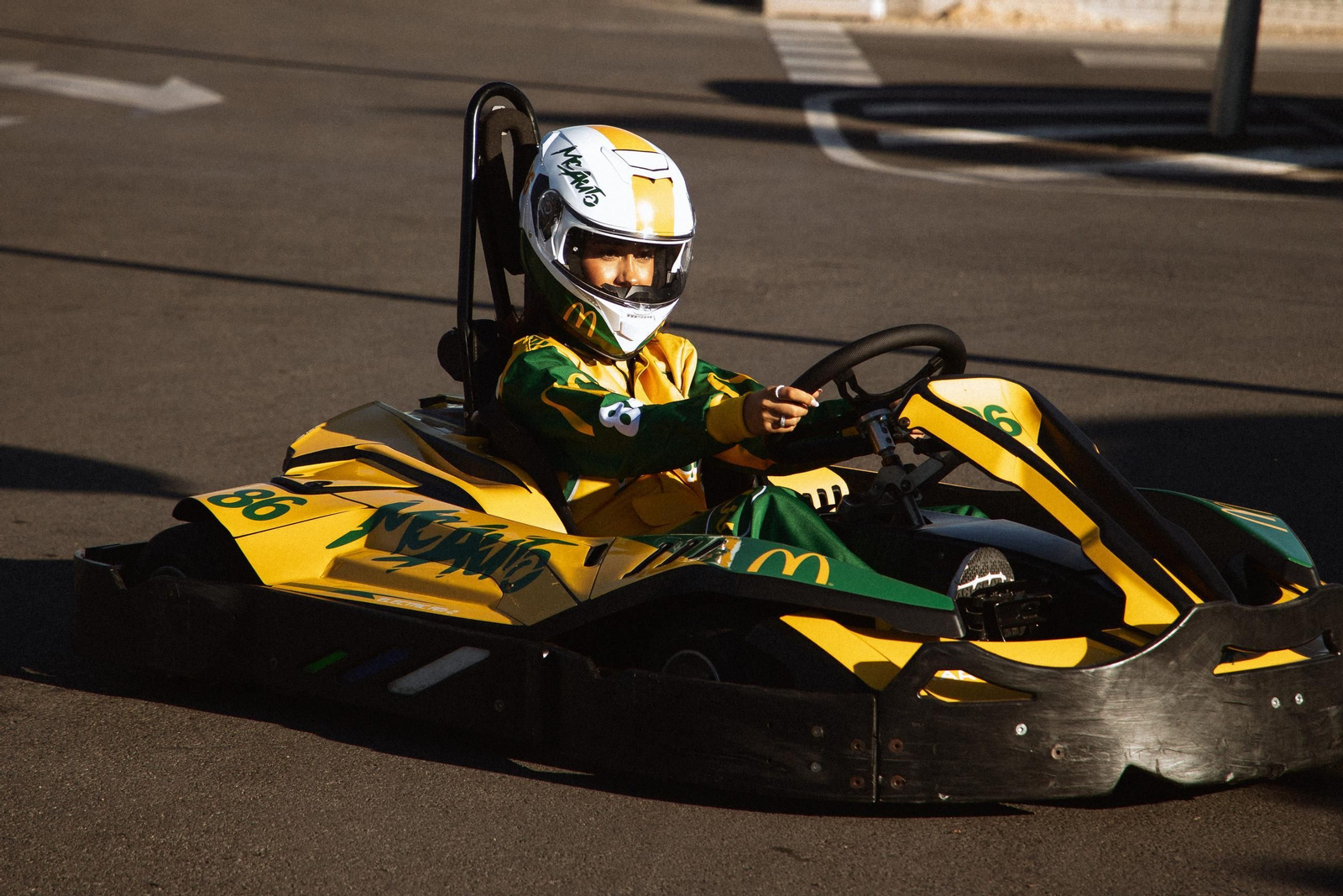 La creadora de contenido competirá con la escudería de McDonald’s
