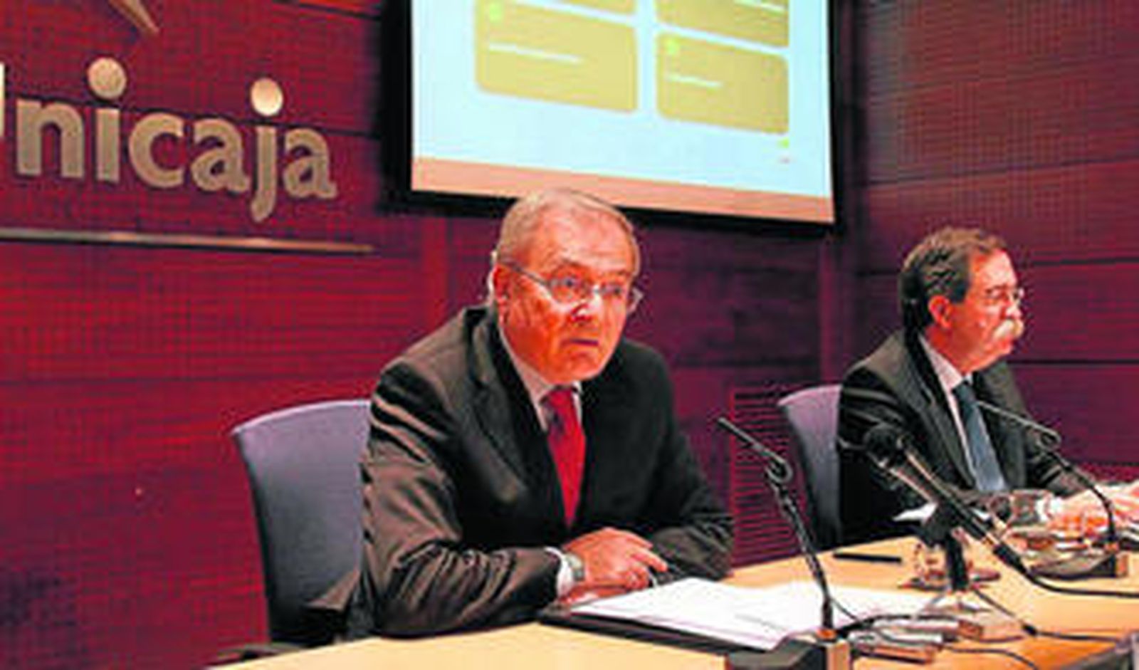 Manuel Azuaga y Juan José Navarro, ayer en la sede de Unicaja.